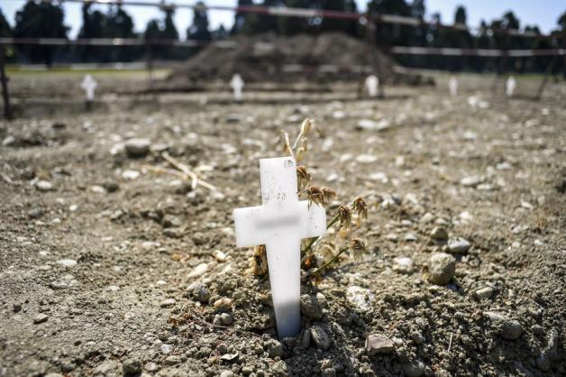 Weiße Kreuze grenzen auf dem Maggiore-Friedhof  die Bereiche für neue Bestattungen ab. Italien ist eines das am härtesten von der Corona-Krise getroffenen Ländern.
