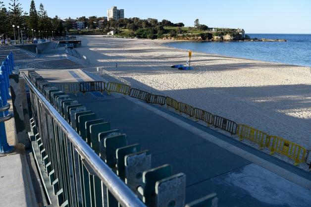 Im Großraum der australischen Küstenmetropole Sydney sind drei Strände wenige Tage nach ihrer Öffnung wieder geschlossen worden, weil sich die Menschen nicht an die Corona-Regeln gehalten haben.