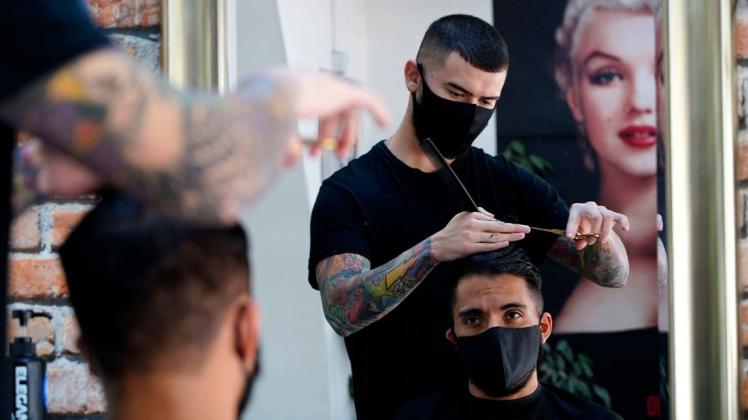 So sieht ein Friseurbesuch in Corona-Zeiten aus. So sieht ein Friseurbesuch in Corona-Zeiten aus.