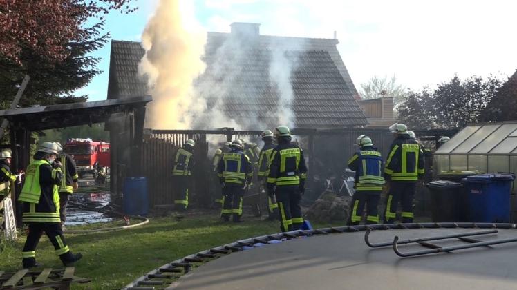 Die Feuerwehr konnte zwar ein Übergreifen der Flammen auf Werkstatt, Garage und Wohnhaus verhindern, nicht aber das Niederbrennen des Holzlagerschuppens.