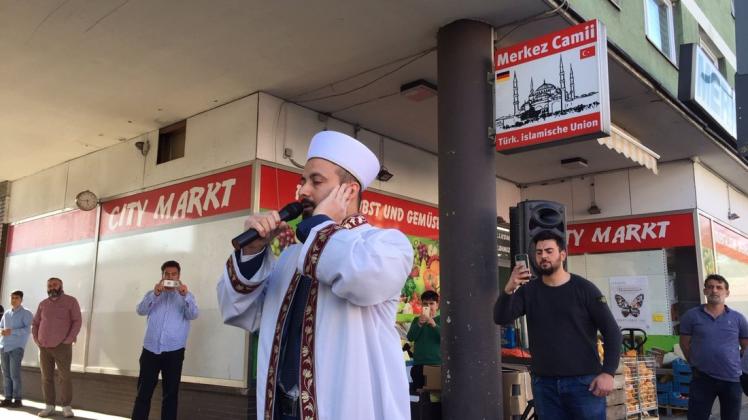 Premiere in Osnabrück: Mustafa Ceti, Imam der Merkez Moschee an der Iburger Straße, ruft die Muslime öffentlich zum Gebet. Foto: hin