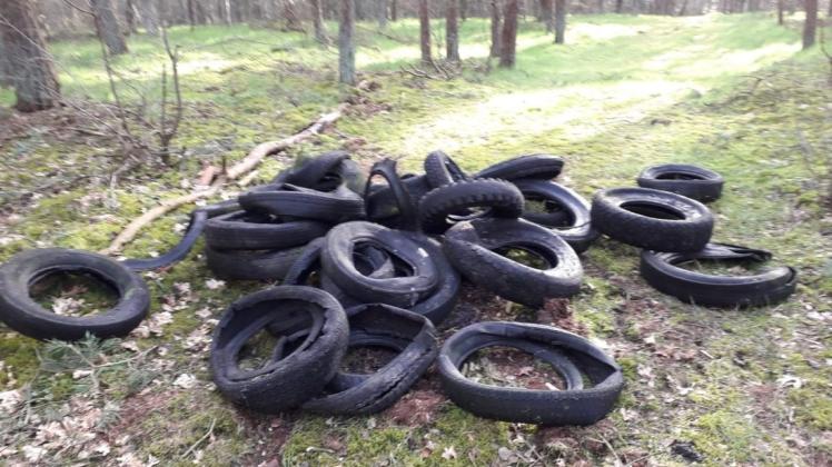 Mehr als 20 Reifen  sind am 11. März am verlängerten Birkenvennweg in Beesten illegal entsorgt worden.