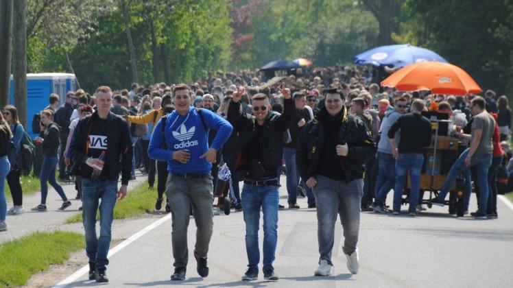 1500 Feiernde brachen im vergangenen Jahr laut Polizei in Ankum zum Maigang nach Kettenkamp auf In diesem Jahr kontrollieren Polizei und Mitarbeiter des Ordnungsamtes, dass keine Maigänger auf der Kreisstraße unterwegs sind.