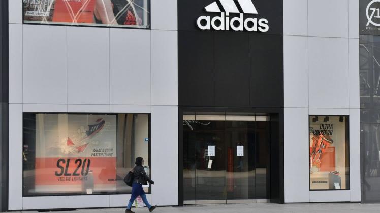 Adidas kämpft in der Corona-Krise mit einem massiven Gewinneinbruch.