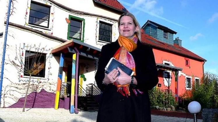 Birgit Lindlage vor dem „Musaik-Haus“. Die Westerkappelnerin hofft, dass die Türen der privaten Musikschule bald wieder geöffnet werden dürfen.