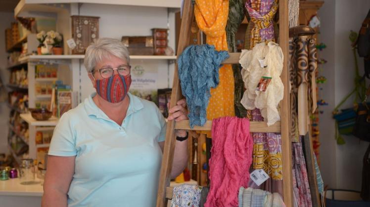 Nur wenige Kunden hatte Ulrike Seseke am Montagmorgen im Lingener Weltladen. Mit diesen ist sie jedoch schnell ins Gespräch über Probleme beim Tragen einer Maske gekommen.