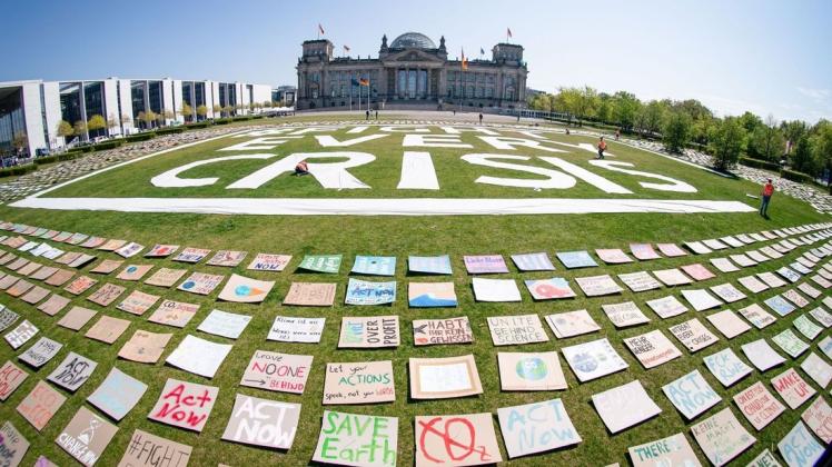 Demonstration für mehr Klimaschutz vor dem Bundestag: Auch beim internationalen Petersberger Klimadialog   sind sich die Redner einig, das endlich mehr getan werden muss. Die Chance sehen sie in den Konjunkturpaketen, die jetzt wegen der Corona-Krise geschnürt werden.