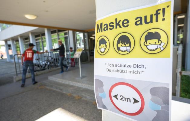 In Mainz informiert ein Plakat über die Maskenpflicht in der Berufsbildenden Schule.