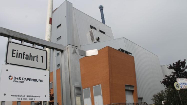 In dem Biomassekraftwerk im Nordhafen von Papenburg wird aus Altholz Strom und Wärme produziert. Seit November 2016 wird es von neuen Eigentümern unter dem Namen B+S Energie weitergeführt.