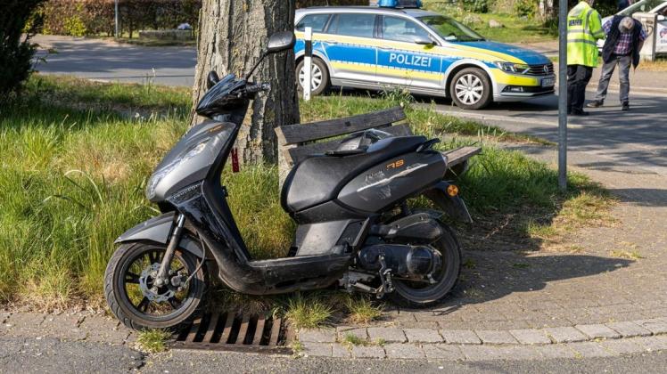 Die 15-jährige Fahrerin des Motorrollers wurde bei der Kollision mit einem Pkw verletzt. Foto: Heinz-Jürgen Reiß