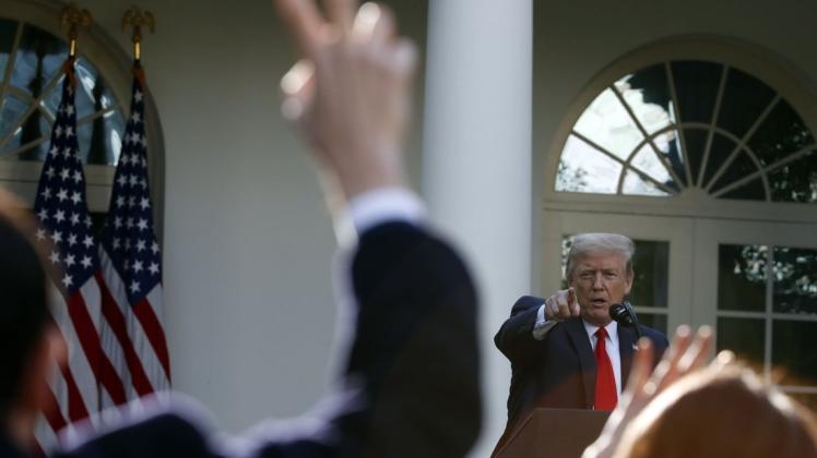 Trumps Regierung prüfe derzeit, wie Peking für die Verbreitung des Coronavirus "zur Rechenschaft gezogen" werden könne. Trumps Regierung prüfe derzeit, wie Peking für die Verbreitung des Coronavirus "zur Rechenschaft gezogen" werden könne.