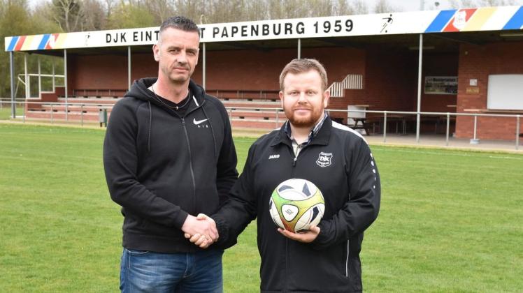 Per Handschlag besiegelten Thomas Dreesmann (links) und Fußball-Obmann Jens Schipmann vor der Coronakrise die Verlängerung des Vertrages. Per Handschlag besiegelten Thomas Dreesmann (links) und Fußball-Obmann Jens Schipmann vor der Coronakrise die Verlängerung des Vertrages.