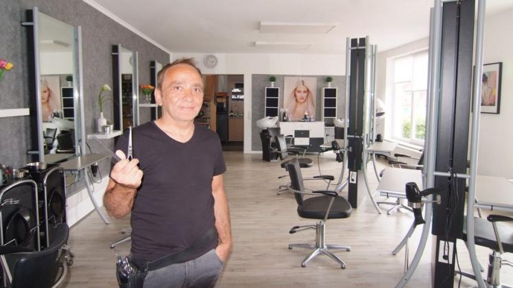 Wartet darauf, dass er seinen Kunden wieder die Haare schneiden darf: Ismet Duman, Inhaber des Friseursalons "Hair-I.P" in Bad Essen.