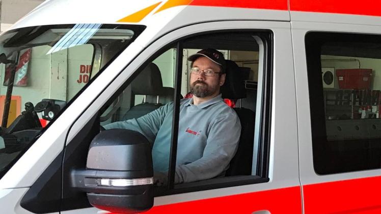 Mit seinem Transporter stellt Stefan Faßhauer, ehrenamtlicher Helfer der Johanniter in Delmenhorst, die Logistik in der gesamten Region sicher.