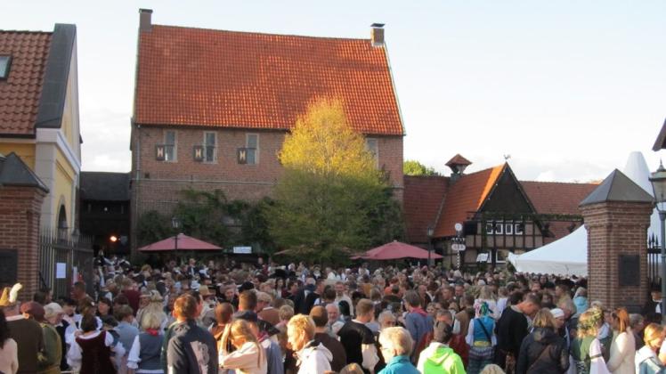 Über 20000 Besucher kamen 2018 zum Historischen Korn- und Hansemarkt Haselünne. In diesem Jahr wird der Mittelaltermarkt infolge der Corona-Pandemie nicht stattfinden. Foto: Martin Reinholz Über 20000 Besucher kamen 2018 zum Historischen Korn- und Hansemarkt Haselünne. In diesem Jahr wird der Mittelaltermarkt infolge der Corona-Pandemie nicht stattfinden. Foto: Martin Reinholz