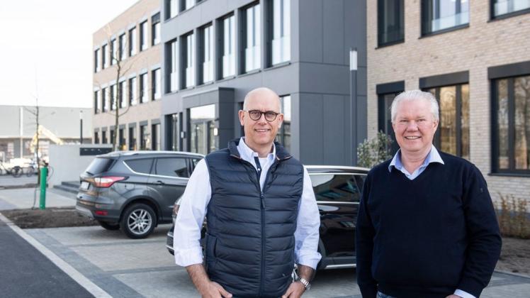 Das Dallmann-Geschäftsführer-Duo Thorsten Görke (l.) und Horst Dallmann vor dem neuen Verwaltungsgebäude des Unternehmens an der Heywinkelstraße. Foto: Hermann Pentermann