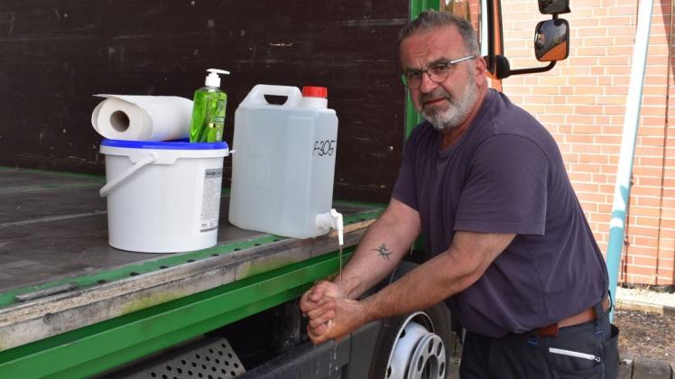 Händewaschen geht auch unterwegs: LKW-Fahrer Matthias Blümel hat kein Problem mit den neuen Hygieneregeln.
