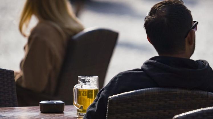 Alkohol trinken gemeinsam in einer Kneipe oder Bar ist aktuell noch nicht denkbar.