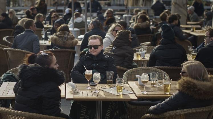 In Schweden sind trotz der Coronavirus-Pandemie die meisten Bars und Restaurants geöffnet – das Leben muss weitergehen, lautet das Motto – wie das Bild aus Stockholm zeigt.