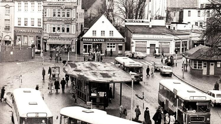 Busse statt Marktstände: Blick auf den Marktplatz im Jahr 1973. Archivfoto: Horst Schilling