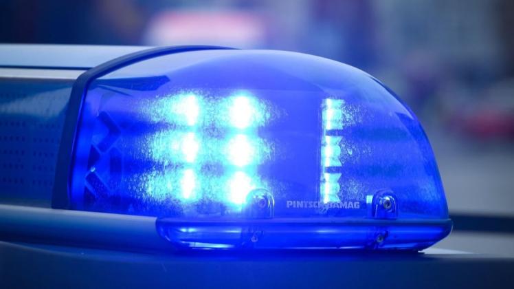Die Polizei fahndet nach zwei Männern, die in Delmenhorst einen Radfahrer auf die Straße gestoßen haben.