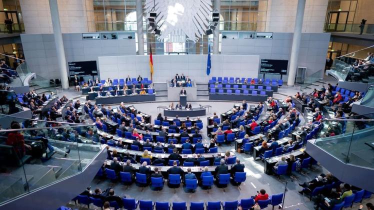 Der Bundestag wächst und wächst. Das stößt bei vielen Bürgern auf Unverständnis. Der Druck, eine Wahlrechtsreform endlich umzusetzen, wächst.