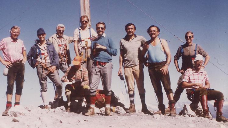 Geschafft: Die Männer der Wanderabteilung im Jahr 1985 auf dem Peitlerkofel in 2875 Metern Höhe. Rudolf Bolder ist auf dem Foto der Dritte von links.