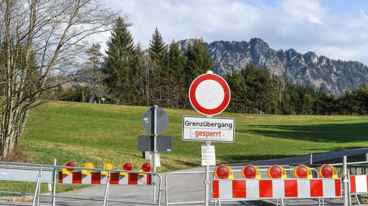Geschlossener Grenzübergang zwischen Deutschland und Österreich.