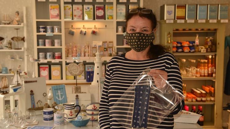 "Diese Masken hat meine Tochter genäht", erklärt Heike Hartung, die Inhaberin der Plaupause in Plau am See