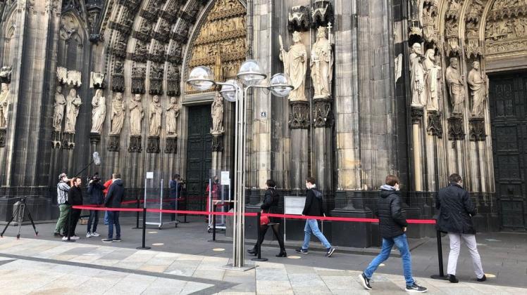 Im Kölner Dom wurde der erste Gottesdienst unter Corona-Bedingungen gefeiert. Im Kölner Dom wurde der erste Gottesdienst unter Corona-Bedingungen gefeiert.