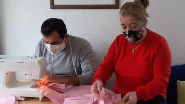 „Wir wollen etwas zurückgeben“: Mustafa Nabi und seine Ehefrau Oxal Manla Ali nähen Gesichtsmasken in ihrem Wohnzimmer in Deichhorst.
