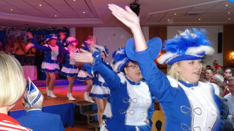 Die große Tanzgarde tritt auf: Herrensitzung der Blau-Weissen Garde Rulle im Gasthaus Nieporte. Foto: Michael Goran