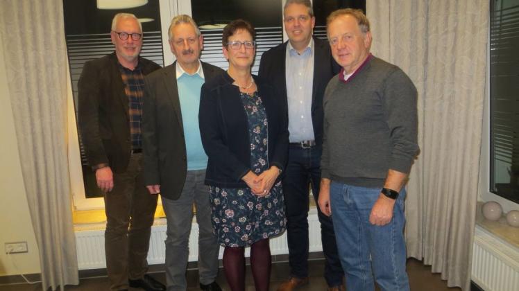 580223af0865751942040a8e08b4210a.jpeg Am Rande des Empfangs: Ludwig Pleus (von links), Hans Bösken, Margret Berghoff, Franz Strüwing und Johannes Dieker.