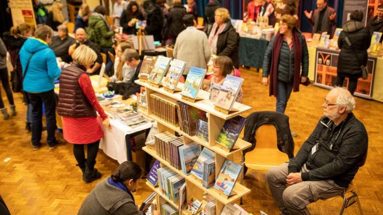 Viel zu gucken und zu lesen gibt es bei der zweiten Osnabrücker Buchmesse "Osna-Buch" im Haus der Jugend. Foto: Swaantje Hehmann