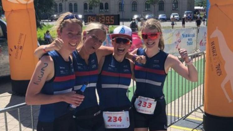 Die Siegermannschaft aus dem Vorjahr: Die Triathletinnen der TSG Burg Gretesch. Die Siegermannschaft aus dem Vorjahr: Die Triathletinnen der TSG Burg Gretesch.