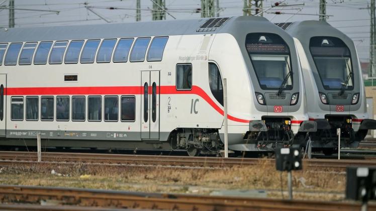 Zwei Doppelstockzüge der zweiten Generation des InterCity stehen auf den Gleisanlagen vor dem Leipziger Hauptbahnhof. Foto: Jan Woitas/dpa-Zentralbild/dpa