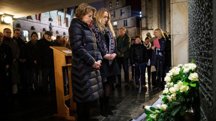 Bürgermeisterin Eva-Maria Westermann (links) und Landrätin Anna Kebschull verharren vor der Gedenktafel für die ermordeten Osnabrücker Juden. Foto: David Ebener