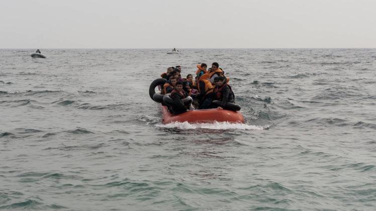 Flüchtlinge auf dem Mittelmeer: Lassen sie sich von Netzbarrieren im Wasser abhalten, wie es Griechenland nun plant? Foto: imago-images/Zuma Press