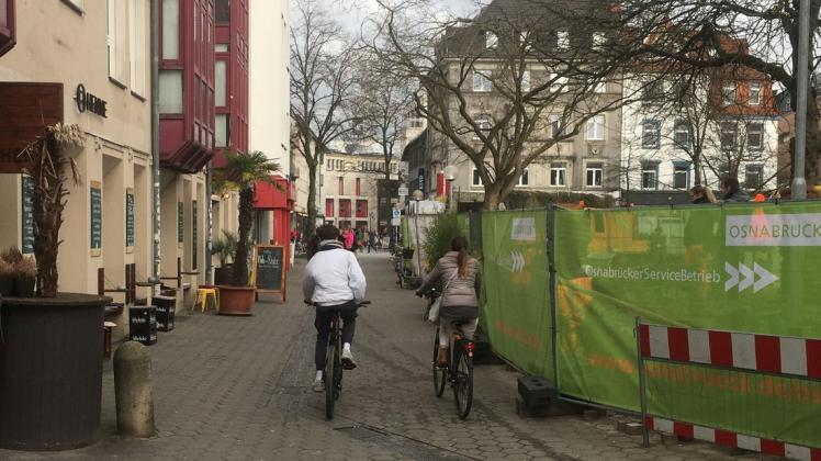 Derzeit dürfen Radfahrer noch ganztägig auf der Osterberger Reihe – einer Fußgängerzone – fahren. Das ändert sich bald. Foto: Jörg Sanders