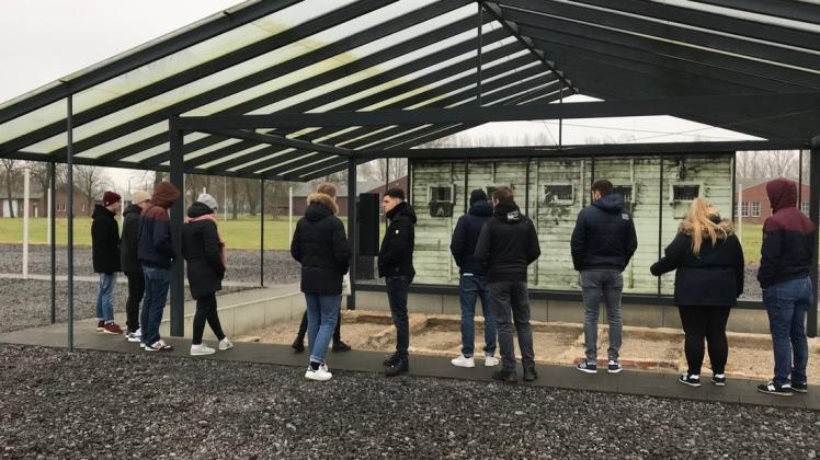 Auf den Spuren des Schicksals des Ex-VfL-Spielausschussobmanns: Fans des VfL Osnabrück besuchen das Ex-KZ Neuengamme, in dem einst Felix Löwenstein umkam. Fotos: VfL-Fanprojekt/Schröter Auf den Spuren des Schicksals des Ex-VfL-Spielausschussobmanns: Fans des VfL Osnabrück besuchen das Ex-KZ Neuengamme, in dem einst Felix Löwenstein umkam. Fotos: VfL-Fanprojekt/Schröter