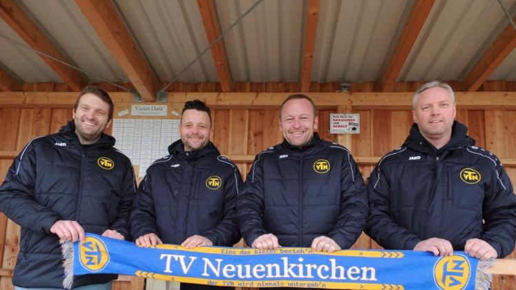 Freuen sich auf die Zusammenarbeit ab Sommer: Matthias Kollmeyer und Manuel Klaer sowie die TVN-Fußballvorstände Olaf Klehn und Marcus Schiermeier (von links). Foto: Timo Radke Freuen sich auf die Zusammenarbeit ab Sommer: Matthias Kollmeyer und Manuel Klaer sowie die TVN-Fußballvorstände Olaf Klehn und Marcus Schiermeier (von links). Foto: Timo Radke