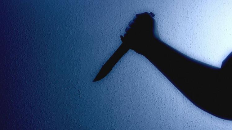 Mehrmals soll laut Aussage des Opfers mit dem Messer auf ihn eingestochen worden sein. Symbolfoto: imago/blickwinkel