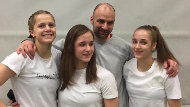 Trainer Benno Gallinat ist stolz auf seine beim Kaderturnier in Dormagen so erfolgreichen Mädchen (von links) Luisa Scheel, Josefine und Angelina Purschke (alle SV Warnemünde).