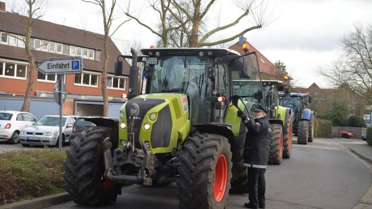 365f19310e3321dd8b1263a0d5179fec.jpeg Die Polizei lotste die demonstrierenden Landwirte auf ihrem Weg zur Lingener CDU-Geschäftsstelle aus Sicherheitsgründen auf den Parkplatz Am Pulverturm. Foto: Wilfried Roggendorf