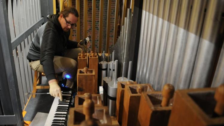 Intonateur Marco Ellmer bei der Arbeit an der Walcker-Orgel. Der Aufbau wird sich noch Monate hinziehen. Foto: Raphael Steffen