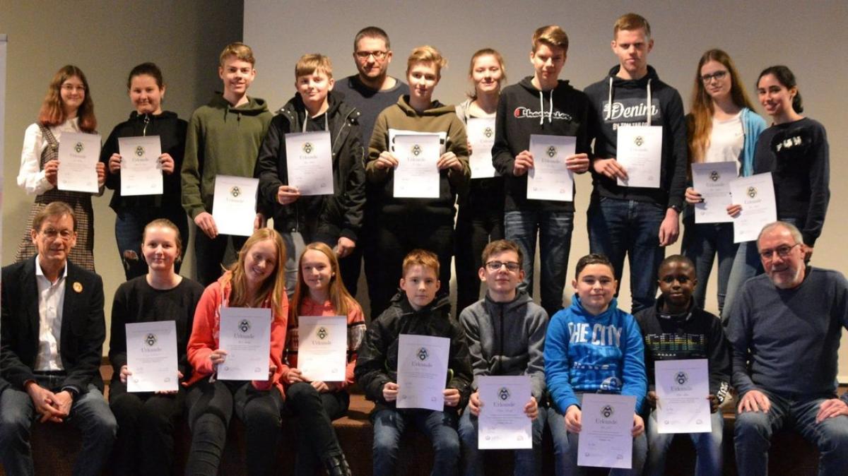 Drei Schüler des Franziskusgymnasiums Lingen fahren zur