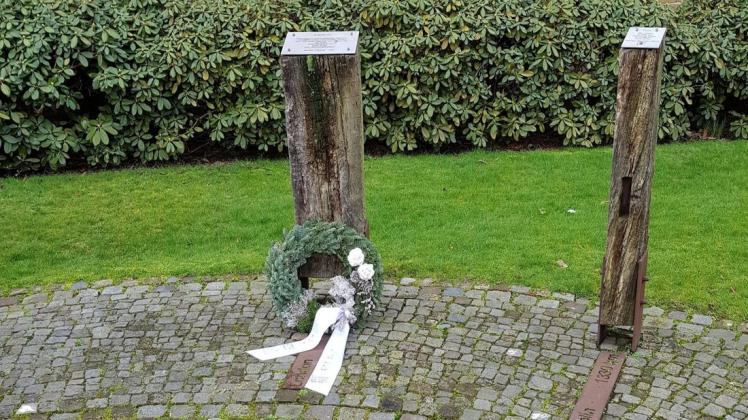 Trauer um ein EU-Mitglied: Am Freitag, dem Tag des Brexits, legte Rolf Gelinsky einen Trauerkranz am Pfahl für Großbritannien im Bersenbrücker Eu-Denkmal nieder. Foto: Gelinsky Trauer um ein EU-Mitglied: Am Freitag, dem Tag des Brexits, legte Rolf Gelinsky einen Trauerkranz am Pfahl für Großbritannien im Bersenbrücker Eu-Denkmal nieder. Foto: Gelinsky