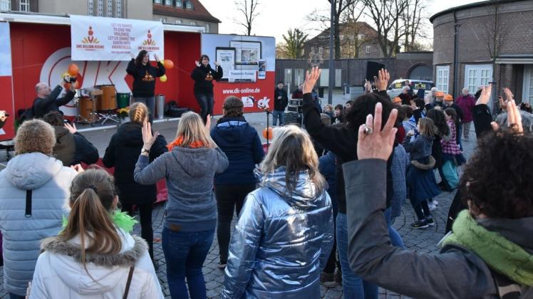 Wie in dein Vorjahren wird auch 2020 wieder in Delmenhorst vor dem Rathaus getanzt. Die Stadt wird so Teil der weltweiten Aktion "One Billion Rising" gegen Gewalt an Frauen. Foto: Christopher Bredow