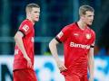 Leverkusens Sven Bender (l) und sein Bruder Lars stehen nach Spielende beim 1:2 gegen Hoffenheim ratlos auf dem Spielfeld. 