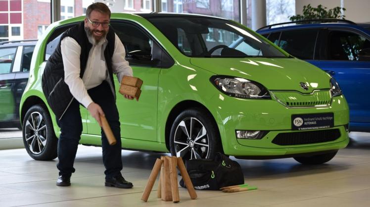Spaßeshalber hat FSN-Verkaufsberater Andreas Nelhübel seine Kubb-Utensilien mal auf Arbeit, vor dem Elektro-Skoda Citigo, aufgebaut. Er verfügt über ein sogenanntes Weltmeister-Set aus dem Holz des Gummibaums, Kosten etwa 50 Euro: „Ein Kubb-Spiel bekommst du zwar auch für deutlich weniger Geld, aber Fichte ist so leicht, da kannst du gar nicht richtig werfen…“